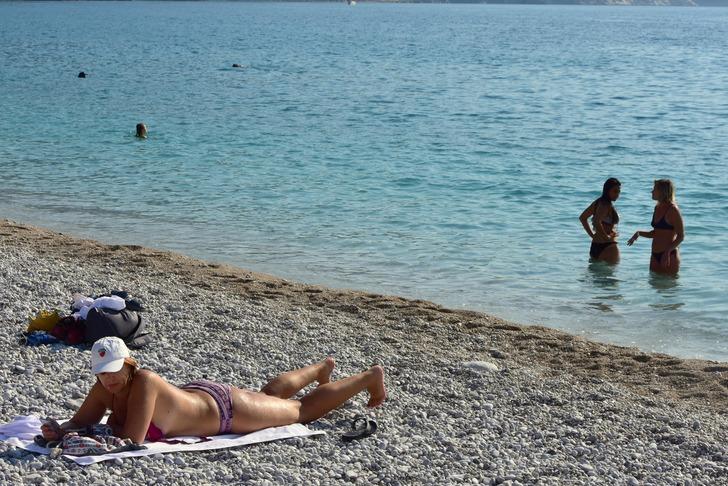 Belcekız Plajı'nda ekim güneşinin tadını turistler çıkardı G1