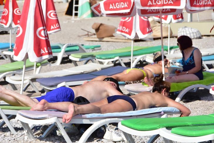 Belcekız Plajı'nda ekim güneşinin tadını turistler çıkardı G5