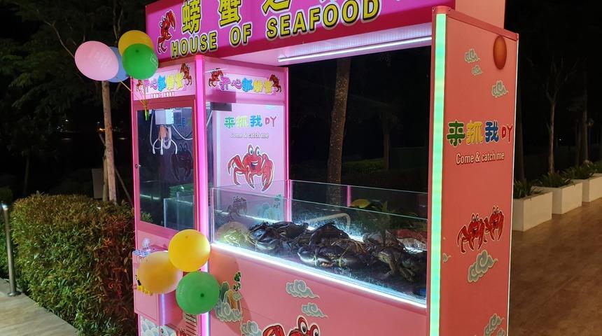 Canlı yengeç yakalama makinesi koyunca tepkilerin odağı oldular!