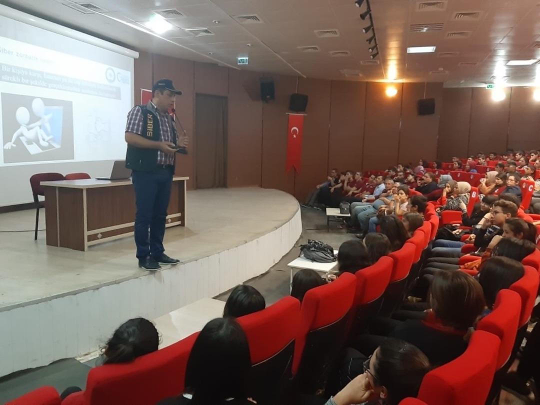 Mersin&rsquo;de &ouml;ğrencilere &rsquo;g&uuml;venli internet semineri&rsquo; verildi