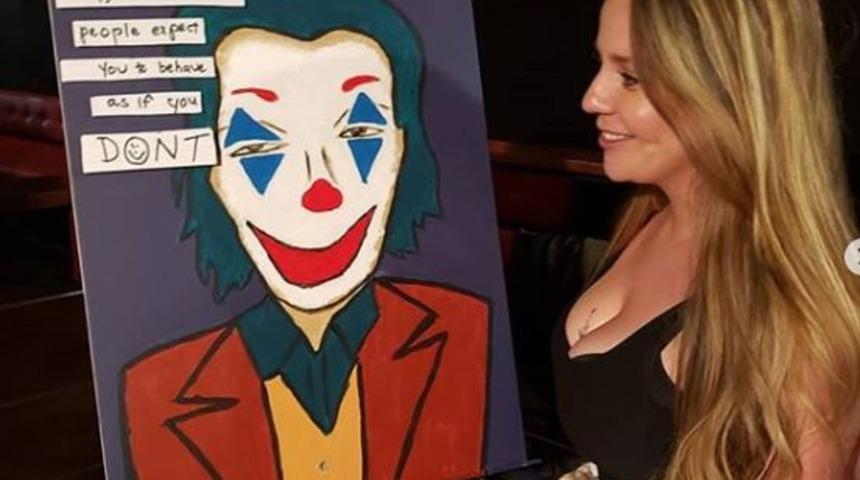 Farkındalık yaratmak için göğüslerine kamera koyup sokağa çıktı!