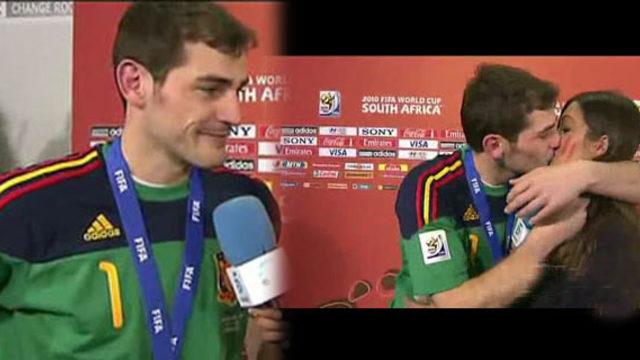 Canlı yayında ateşli öpücük