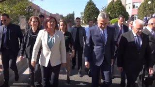 Mustafa Savaş'ın Özlem Çerçioğlu ile Binali Yıldırım'ın arasına girdiği görüntüler sosyal medyada olay oldu