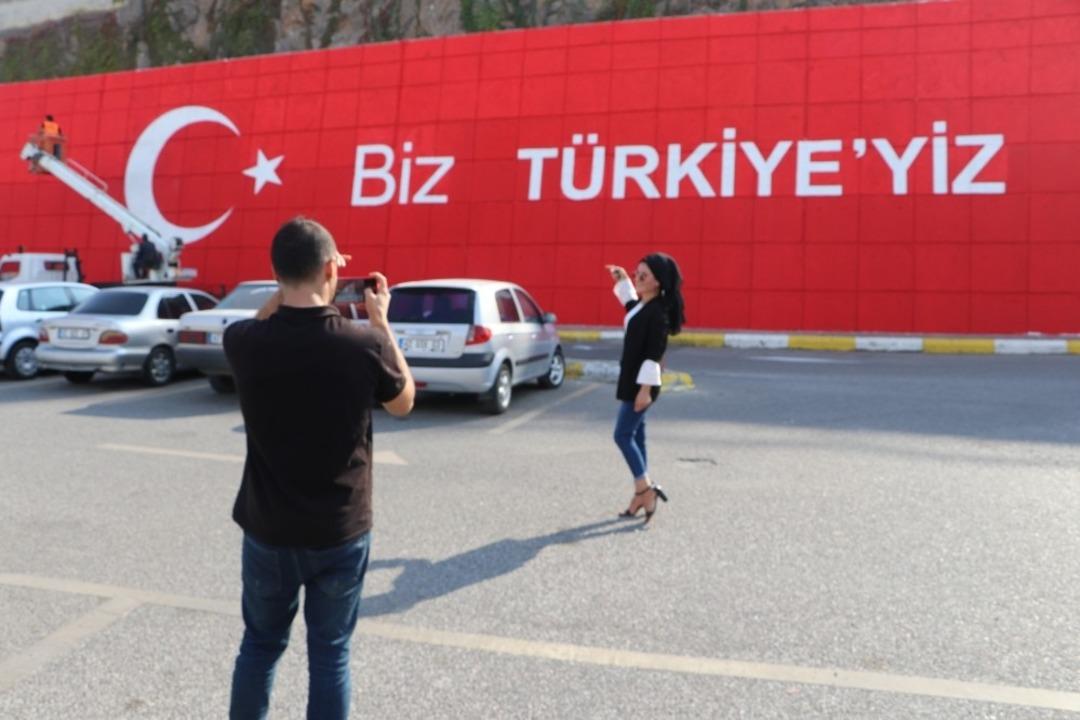 Şanlıurfa otogarına T&uuml;rk bayraklı nakış