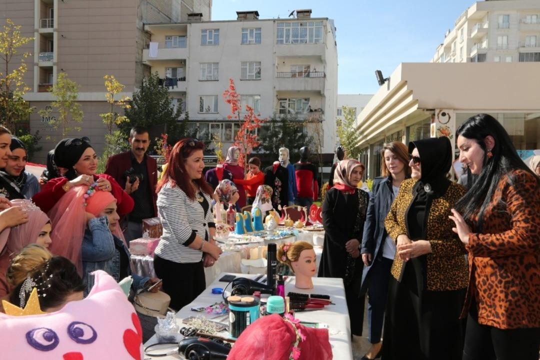 Vali Bilmez&rsquo;in eşi yılsonu sergisinin a&ccedil;ılışına katıldı