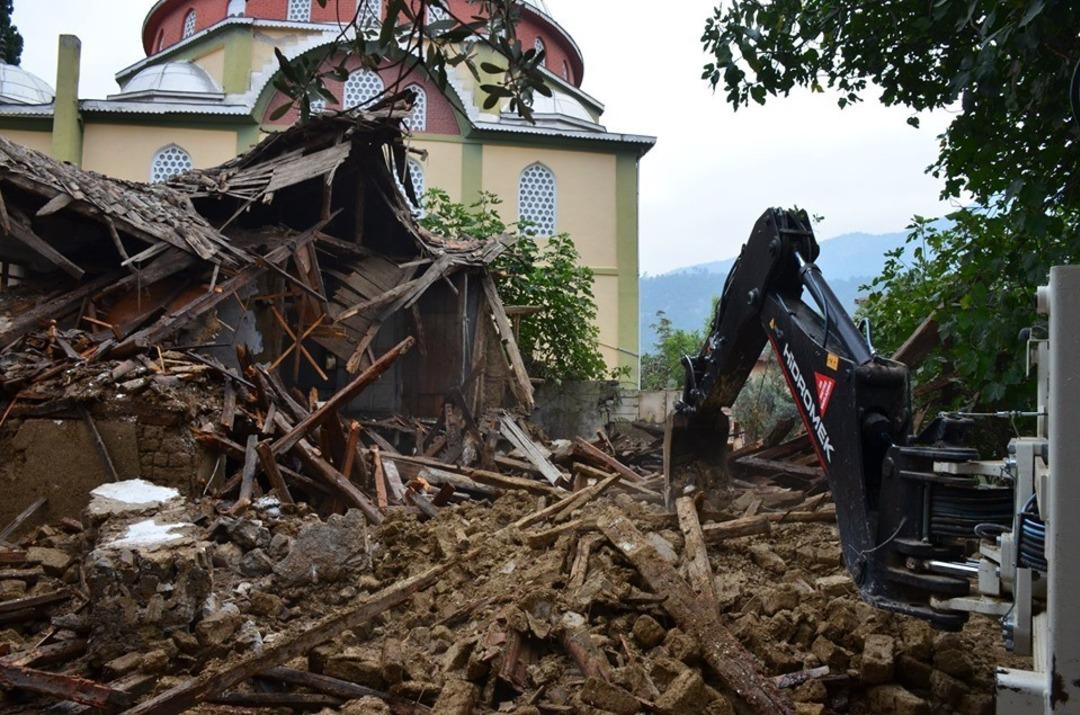 Tehlike sa&ccedil;an metruk binalar yıkılıyor