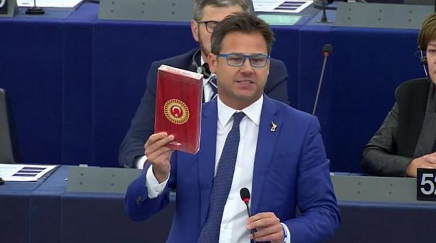 Lokum kutusunu fırlatan AP milletvekili cezalandırıldı