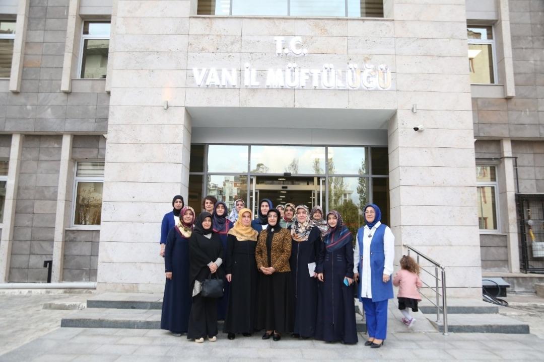 Vali Bilmez&rsquo;in eşi kurum m&uuml;d&uuml;rlerinin eşleriyle bir araya geldi