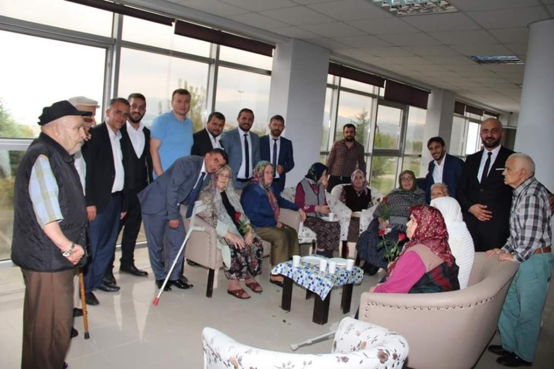 Gen&ccedil;ler huzurevinde