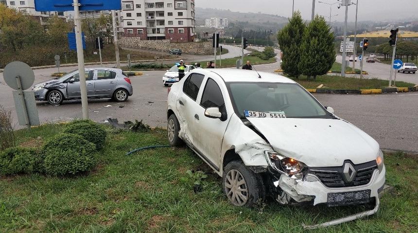 Samsun&rsquo;da otomobiller &ccedil;arpıştı: 4 yaralı