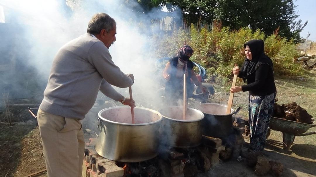 Domatesi elinde kalan &uuml;retici, &ccedil;areyi sal&ccedil;a yapmakta buldu