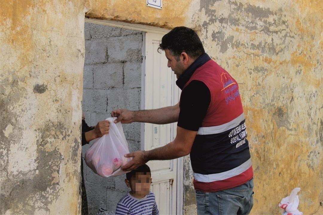 Şanlıurfa&rsquo;da dar gelirli ailelere meyve ikramı