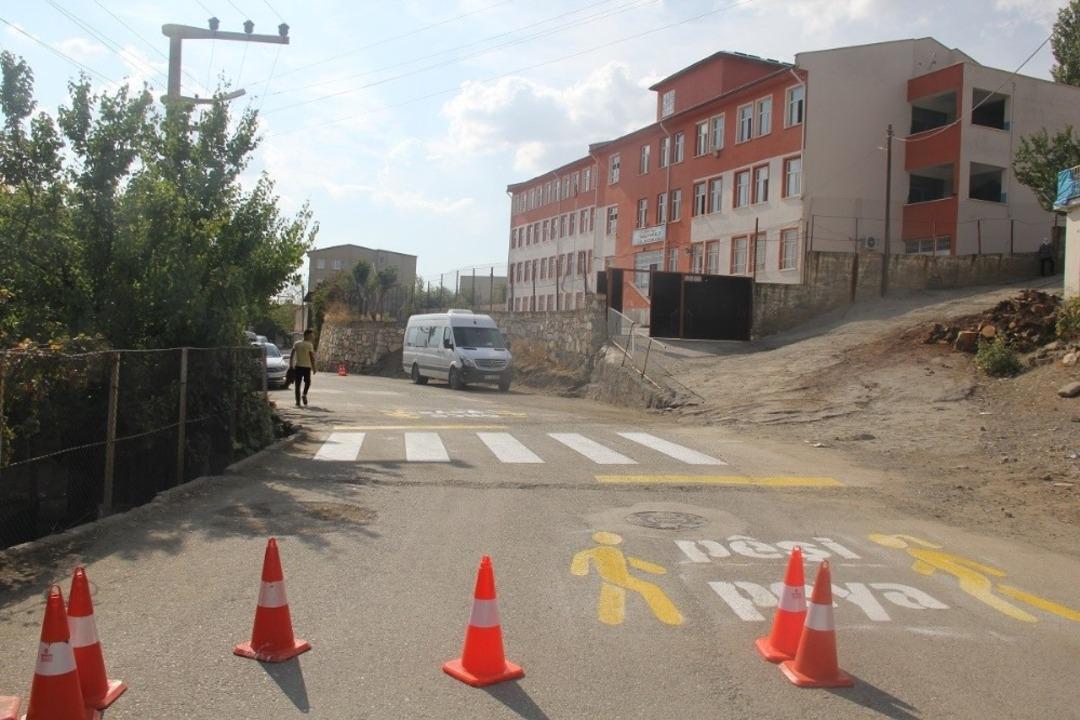 Kulp&rsquo;ta yaya ge&ccedil;itlerine T&uuml;rk&ccedil;e ve K&uuml;rt&ccedil;e uyarı yazıları yazıldı