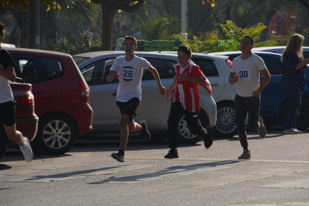 Gen&ccedil;ler Cumhuriyet i&ccedil;in koştu