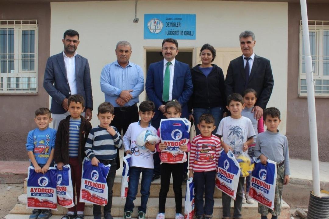 &Ccedil;i&ccedil;ek yerine bağış istemişti, 550 &ouml;ğrenciye eğitim seti alındı