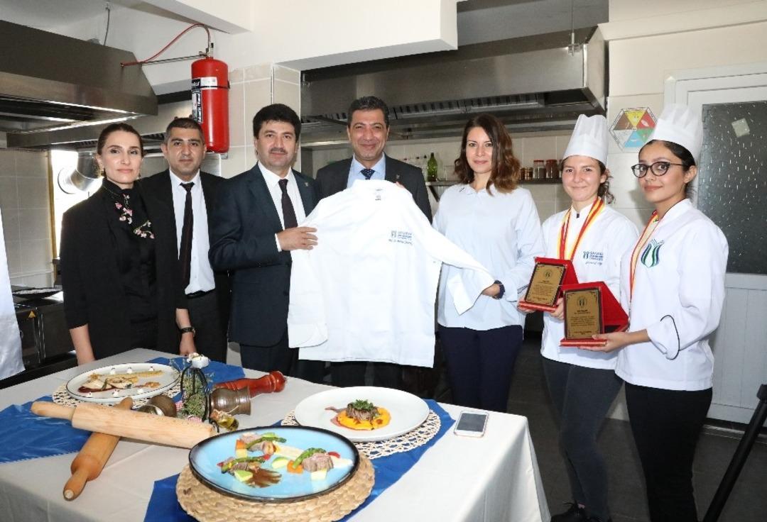 Rekt&ouml;r Sarıbıyık&rsquo;tan gen&ccedil; aş&ccedil;ılara teşekk&uuml;r