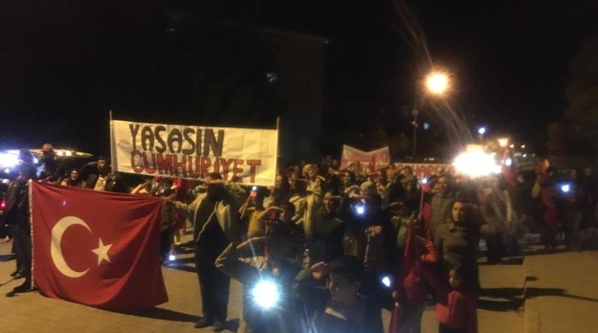 Anaokulu &ouml;ğrencilerinden fener alayı