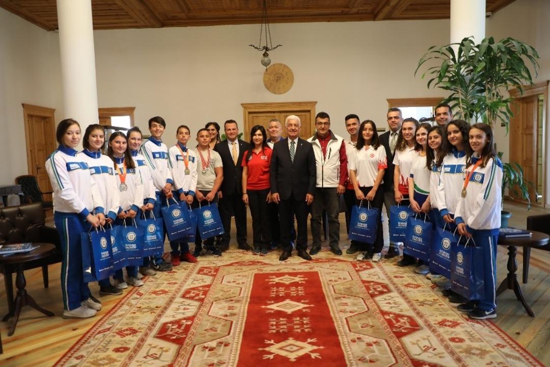 B&uuml;y&uuml;kşehrin başarılı sporcularından Başkan G&uuml;r&uuml;n&rsquo;e ziyaret