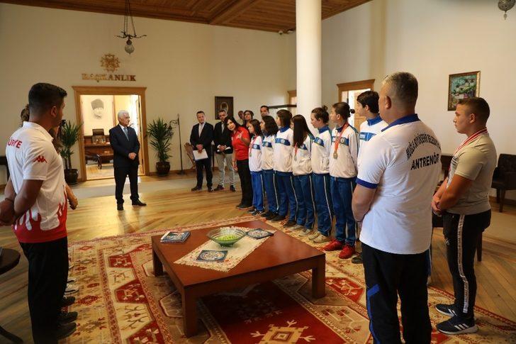 Büyükşehrin başarılı sporcularından Başkan Gürün’e ziyaret G3