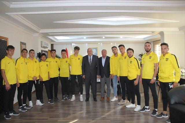 Futbolculardan Başkan Pekmezci’ye ziyaret