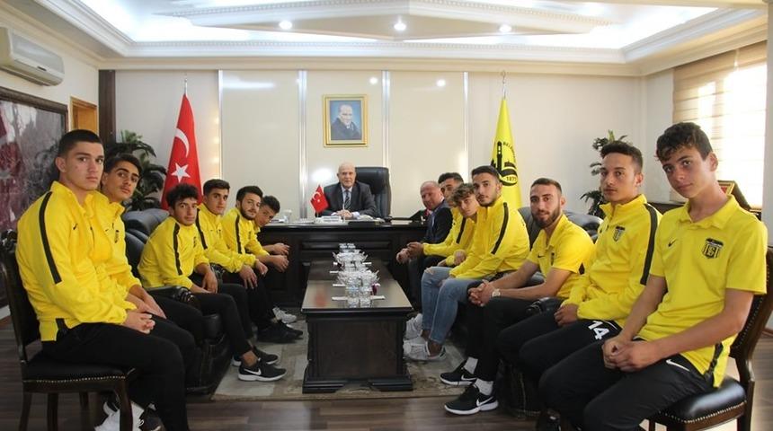 Futbolculardan Başkan Pekmezci’ye ziyaret