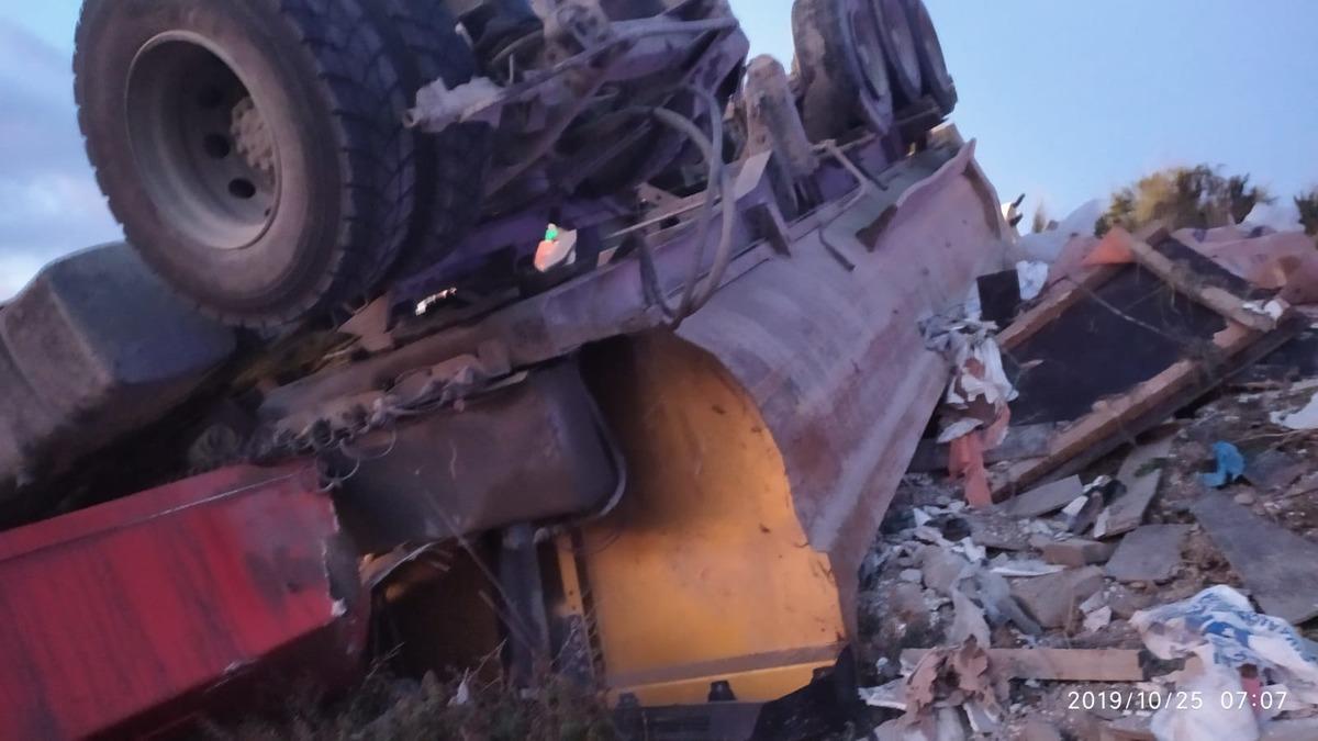 İstanbul'da hafriyat kamyonu İETT otob&uuml;s&uuml;ne &ccedil;arptı! Yaralılar var