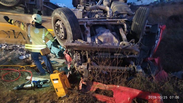 İstanbul'da hafriyat kamyonu İETT otobüsüne çarptı! Yaralılar var G3