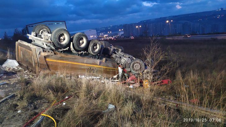 İstanbul'da hafriyat kamyonu İETT otobüsüne çarptı! Yaralılar var G4