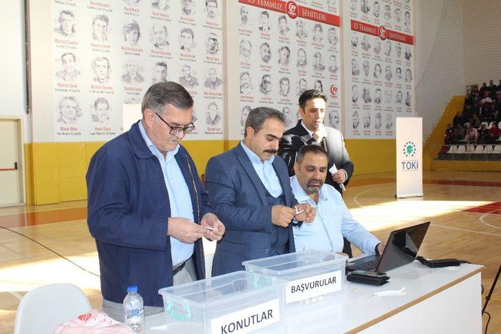 Elazığ’da 806 aile, kura ile konut sahibi olmanın sevincini yaşadı G4