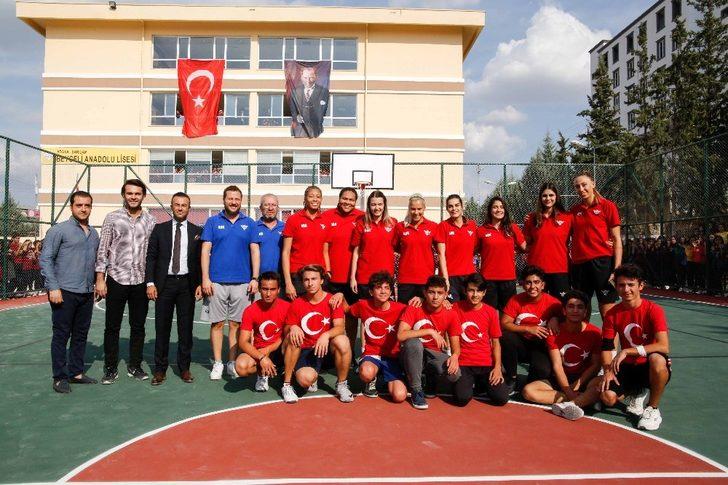 Kadın basketbolcular liseli öğrencilerle buluştu G1