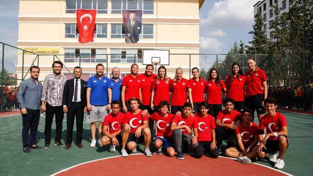 Kadın basketbolcular liseli öğrencilerle buluştu