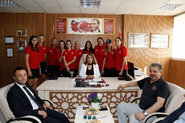 Kadın basketbolcular liseli öğrencilerle buluştu G2