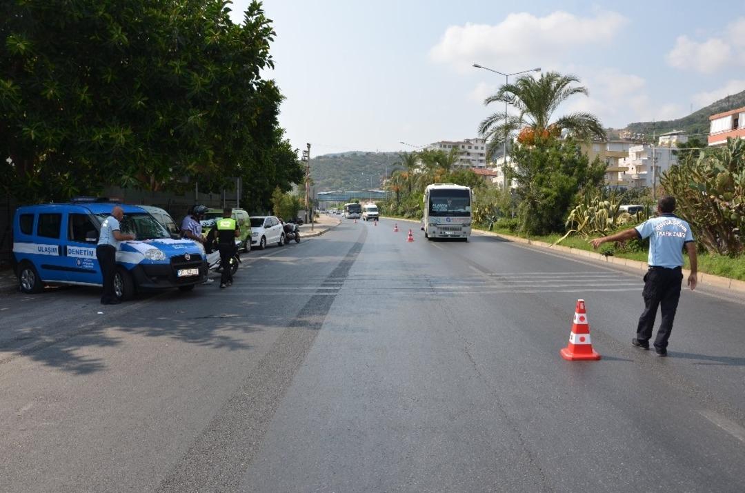 Ulaşım Zabıtası Alanya&rsquo;da denetimlerini s&uuml;rd&uuml;r&uuml;yor