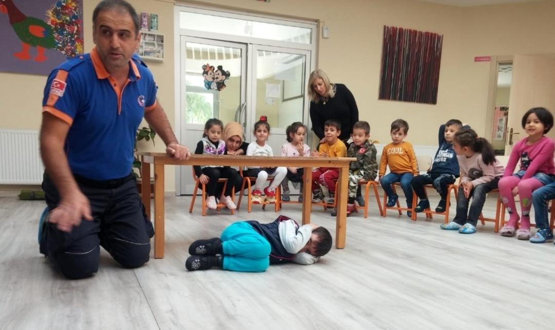 Minik &ouml;ğrencilere afet bilinci eğitimi