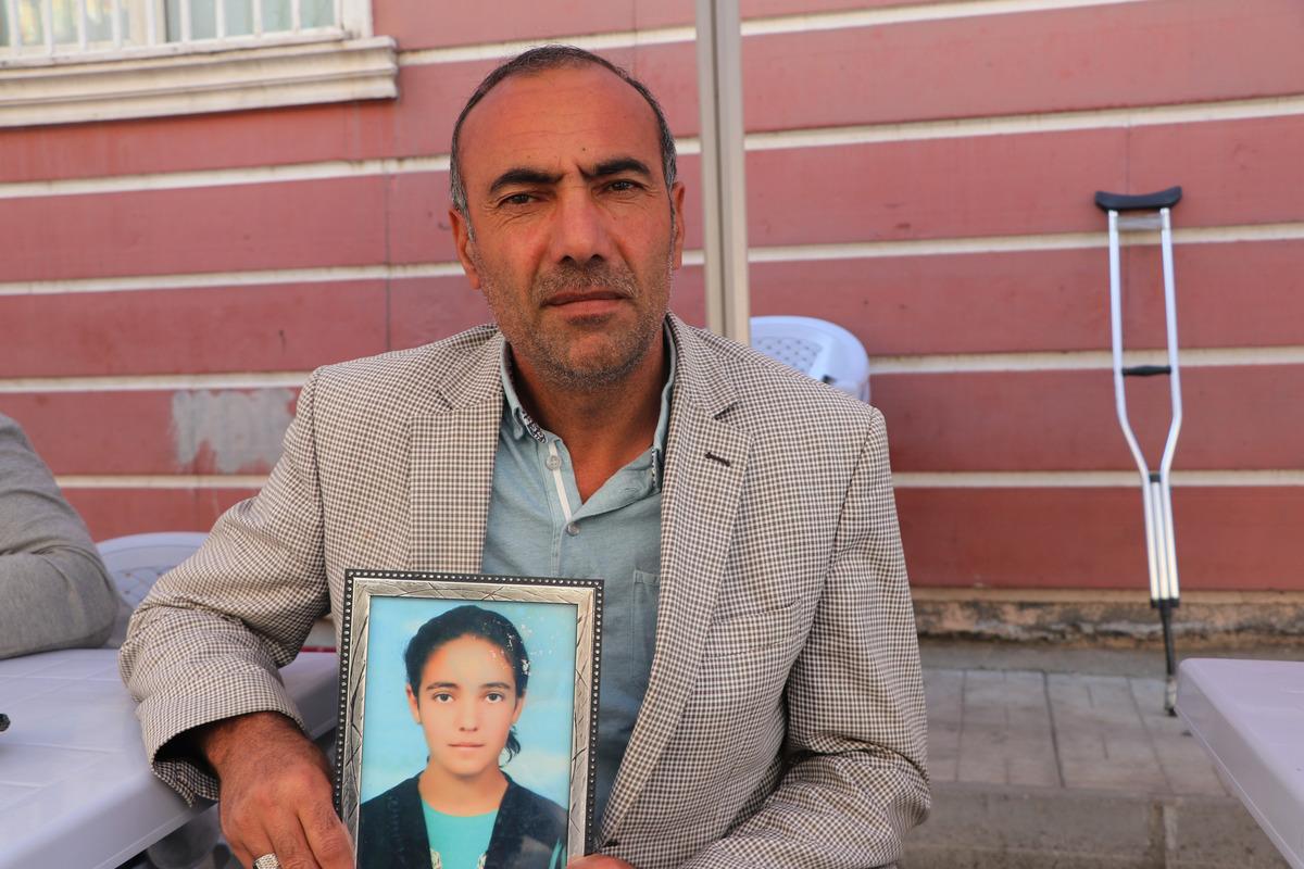 HDP &ouml;n&uuml;nde oturan baba, PKK tarafından ka&ccedil;ırılan kızına b&ouml;yle seslendi