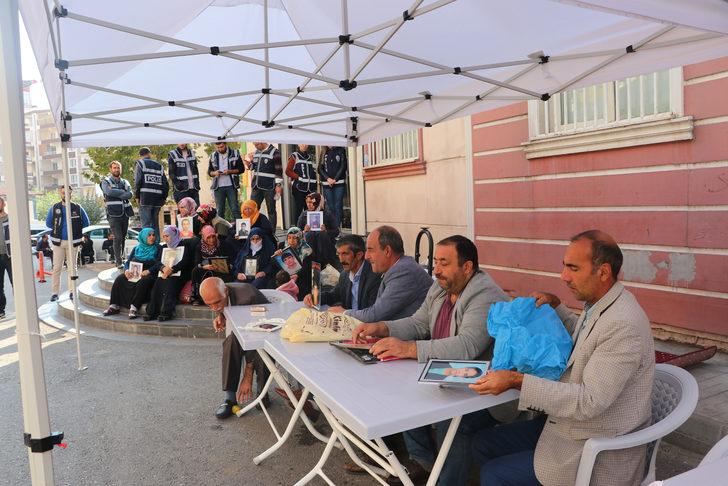 HDP önünde oturan baba, PKK tarafından kaçırılan kızına böyle seslendi G4