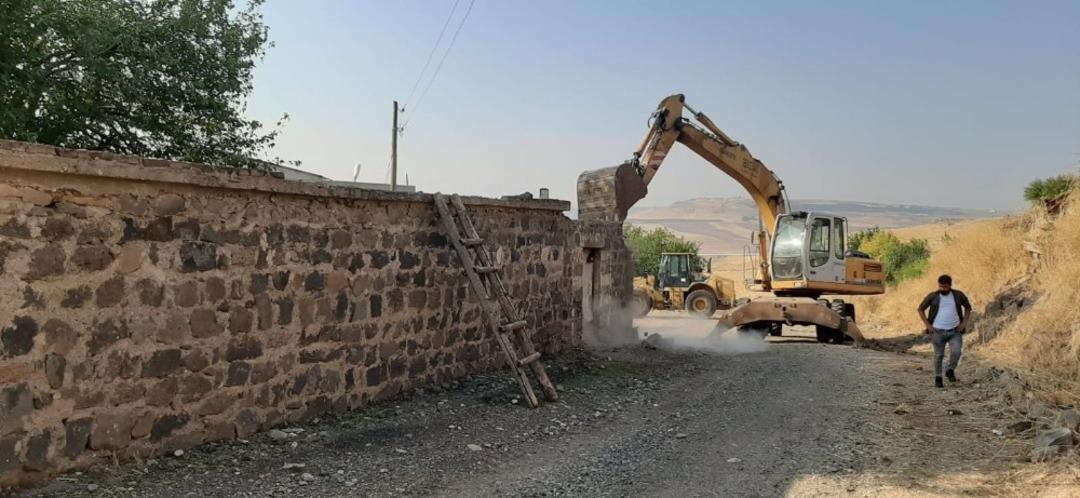 &Ccedil;ocuklar i&ccedil;in risk oluşturan harabe binaya yıkım