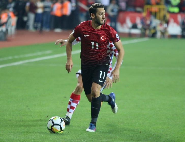 Hakan Çalhanoğlu, Milan ile sözleşme tazeliyor G2