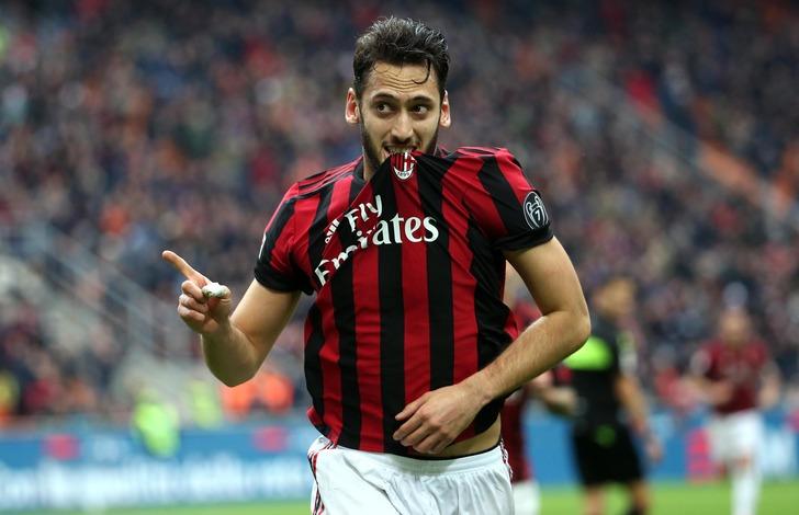 Hakan Çalhanoğlu, Milan ile sözleşme tazeliyor G3