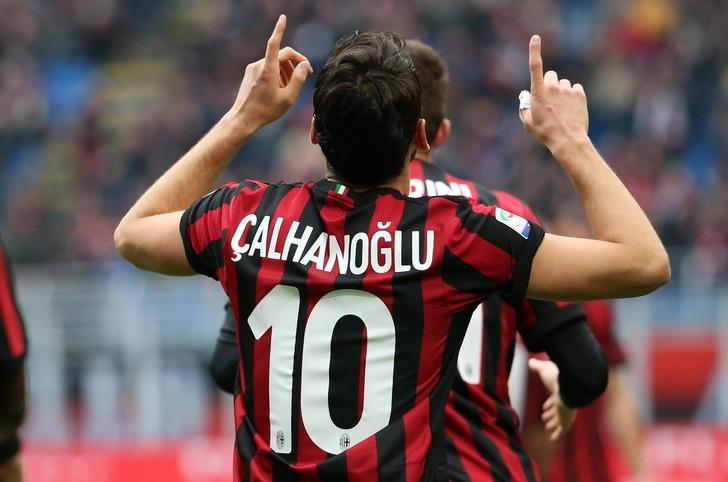 Hakan Çalhanoğlu, Milan ile sözleşme tazeliyor G4