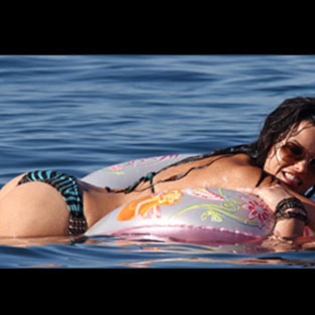 Jenna Dewan gen&ccedil; kızlara taş &ccedil;ıkartıyor