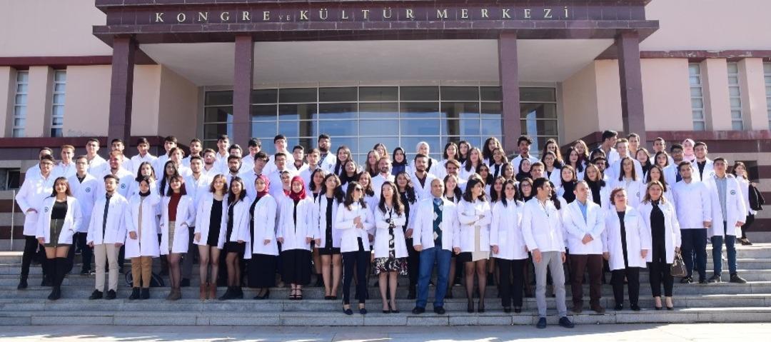 ESOG&Uuml;&rsquo;l&uuml; gen&ccedil; diş hekimi adayları beyaz &ouml;nl&uuml;klerini giydi