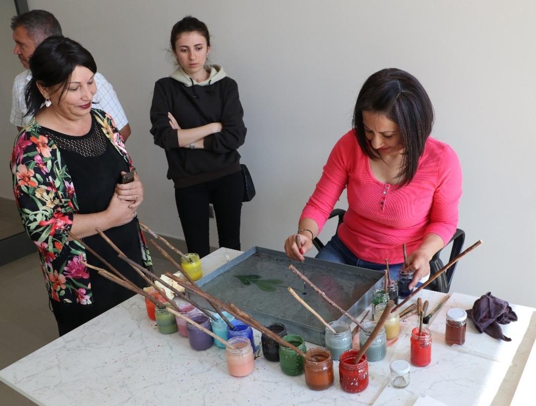 Kanser hastaları ebru sanatıyla moral buldu