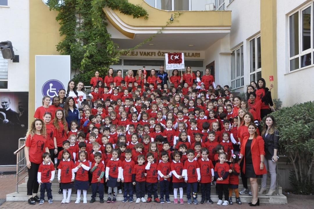 GKV&rsquo;li miniklerden T&uuml;rk bayraklı Cumhuriyet kutlaması