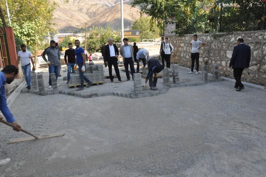 Sason&rsquo;da parke taşı d&ouml;şeme &ccedil;alışmaları başladı