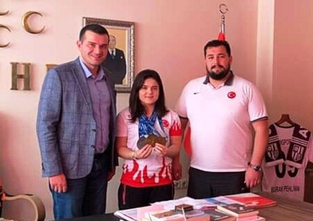 Avrupa şampiyonu Ayşegül’den MHP’ye ziyaret