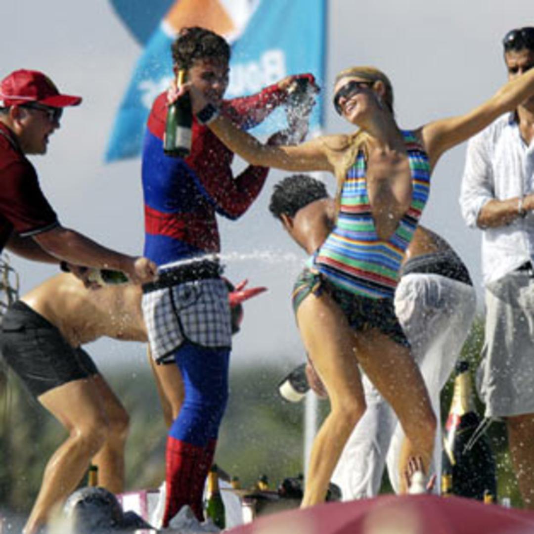 Paris, şampanya ile banyo yaptı