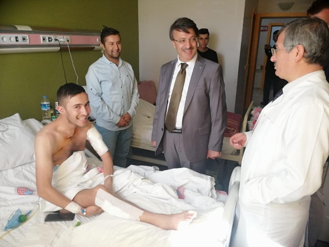 T&uuml;rkmenoğlu&rsquo;ndan yaralı askerlere ziyaret