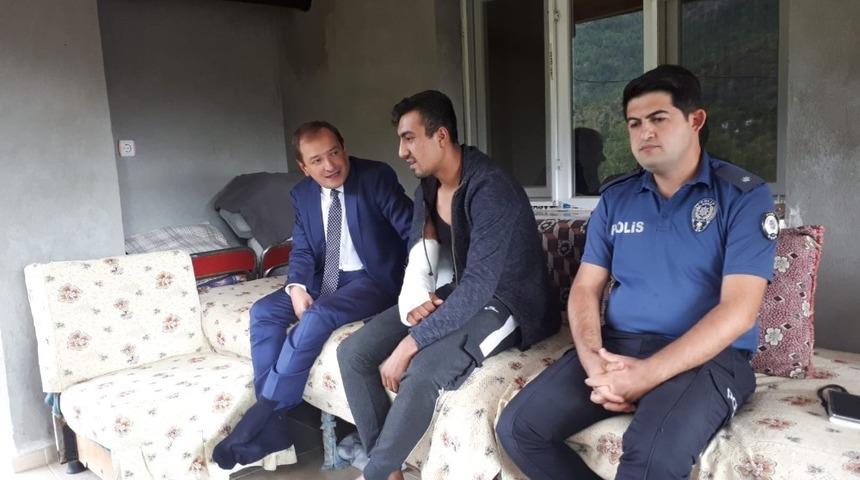 Kaymakam G&uuml;mr&uuml;k&ccedil;&uuml;&rsquo;den yaralı askere ziyaret