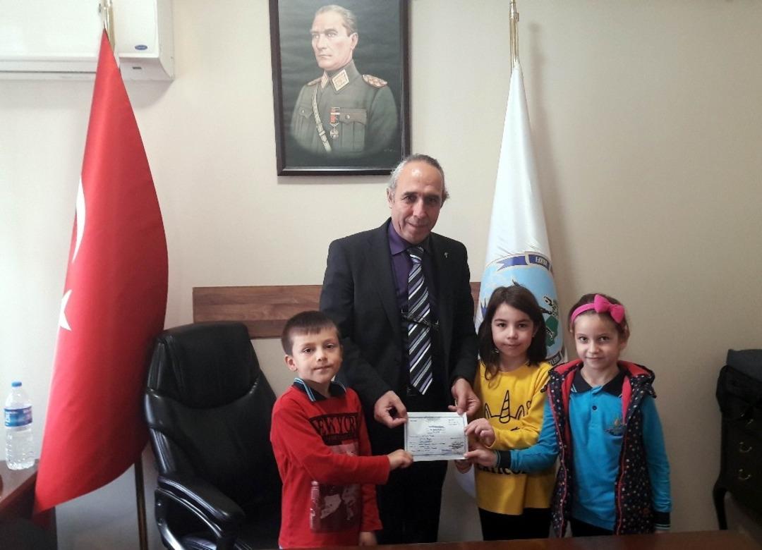 Minik &ouml;ğrenciler 2. el eşya satarak Mehmet&ccedil;ik&rsquo;e destek oldular